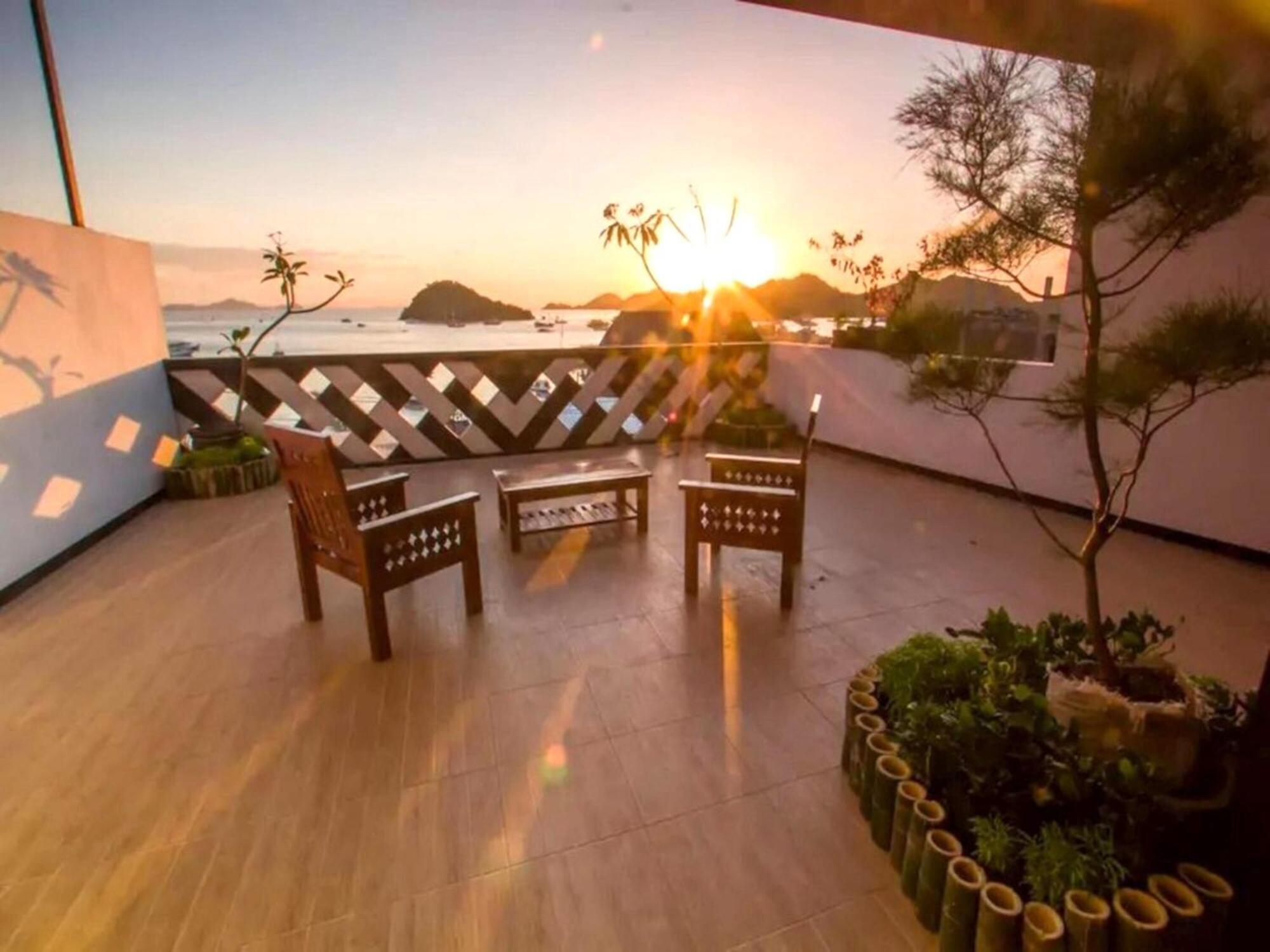 Dc Hotel & Hostel Labuan Bajo Exterior photo