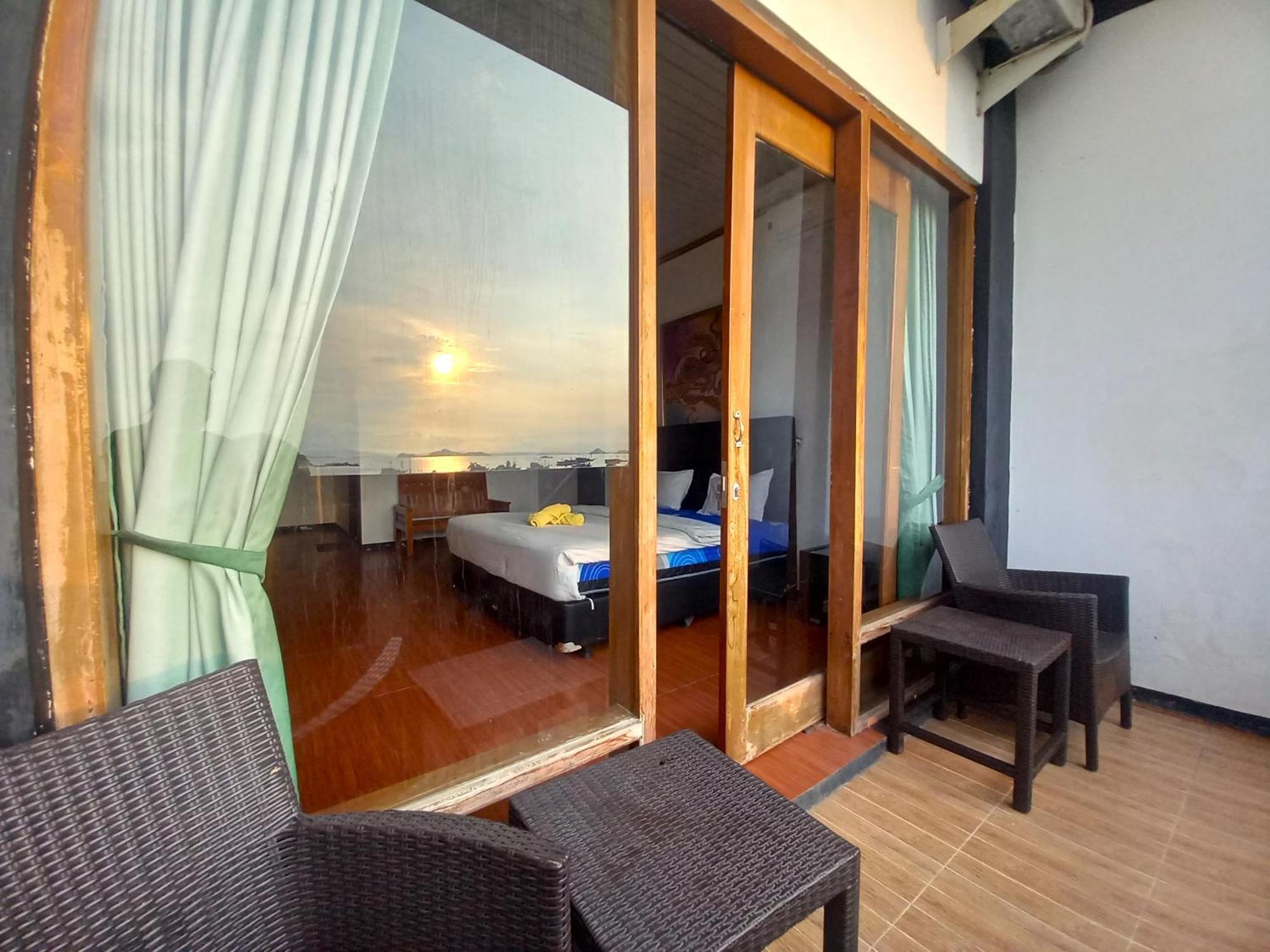 Dc Hotel & Hostel Labuan Bajo Exterior photo